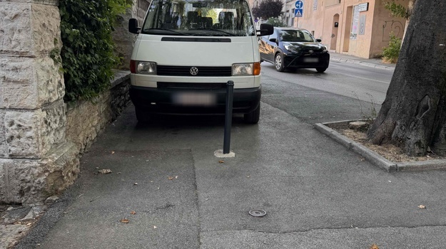 Policija će u Puli danas provesti kontrolu nepropisnog parkiranja i zaustavljanja na autobusnim stajalištima